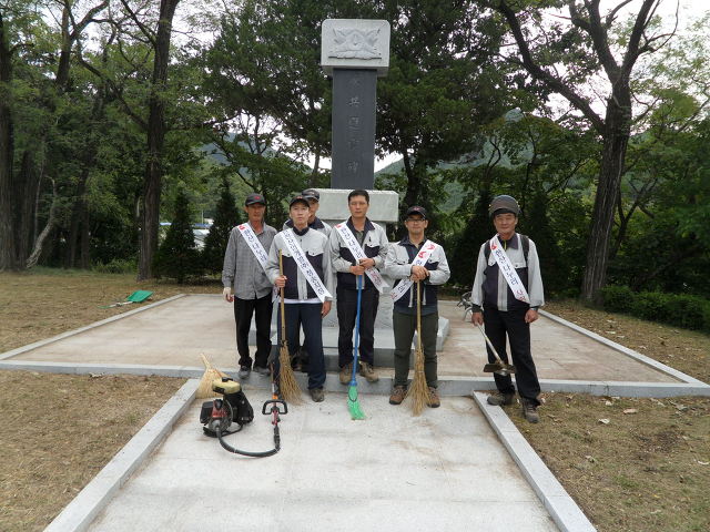 반공탑 제초작업 사진